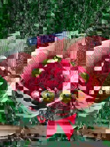 BUQUÊ 25 ROSAS + 8 FERRERO